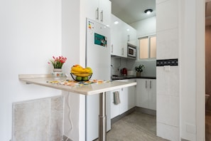 Een koelkast, een microgolfoven, een oven