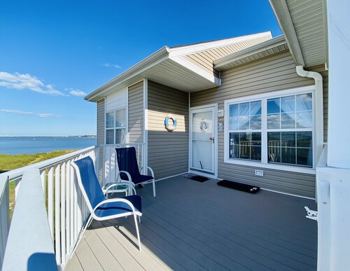 Stay in this 4BR Family Home/4 Private Baths. Great location! Stunning views! 