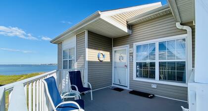 Stay in this 4BR Family Home/4 Private Baths. Great location! Stunning views!