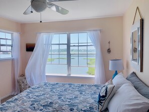 4 dormitoris, planxa i posts de planxar, wifi gratuïta i roba de llit 