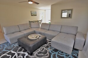 TV - Gorgeous renovation with pool, minutes from beach (Sarasota)