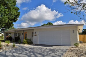 Exterior - Gorgeous renovation with pool, minutes from beach (Sarasota)