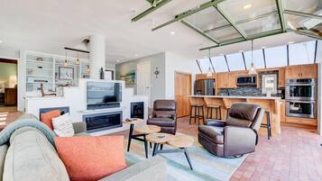 Televisión y chimenea