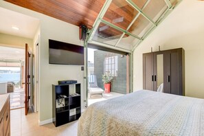 4 bedrooms, desk, iron/ironing board, WiFi - Bay Front, Roll Up Glass Walls, Roof deck Jacuzzi! (San Diego)