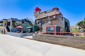 Exterior - Bay Front, Roll Up Glass Walls, Roof deck Jacuzzi! (San Diego)