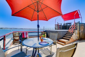 Outdoor dining - Bay Front, Roll Up Glass Walls, Roof deck Jacuzzi! (San Diego)
