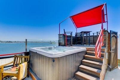 Bay Front, Roll Up Glass Walls, Roof deck Jacuzzi!