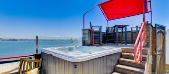 Bay Front, Roll Up Glass Walls, Roof deck Jacuzzi!