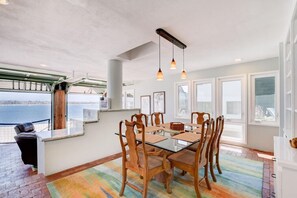 Dining - Bay Front, Roll Up Glass Walls, Roof deck Jacuzzi! (San Diego)