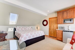 4 bedrooms, desk, iron/ironing board, WiFi