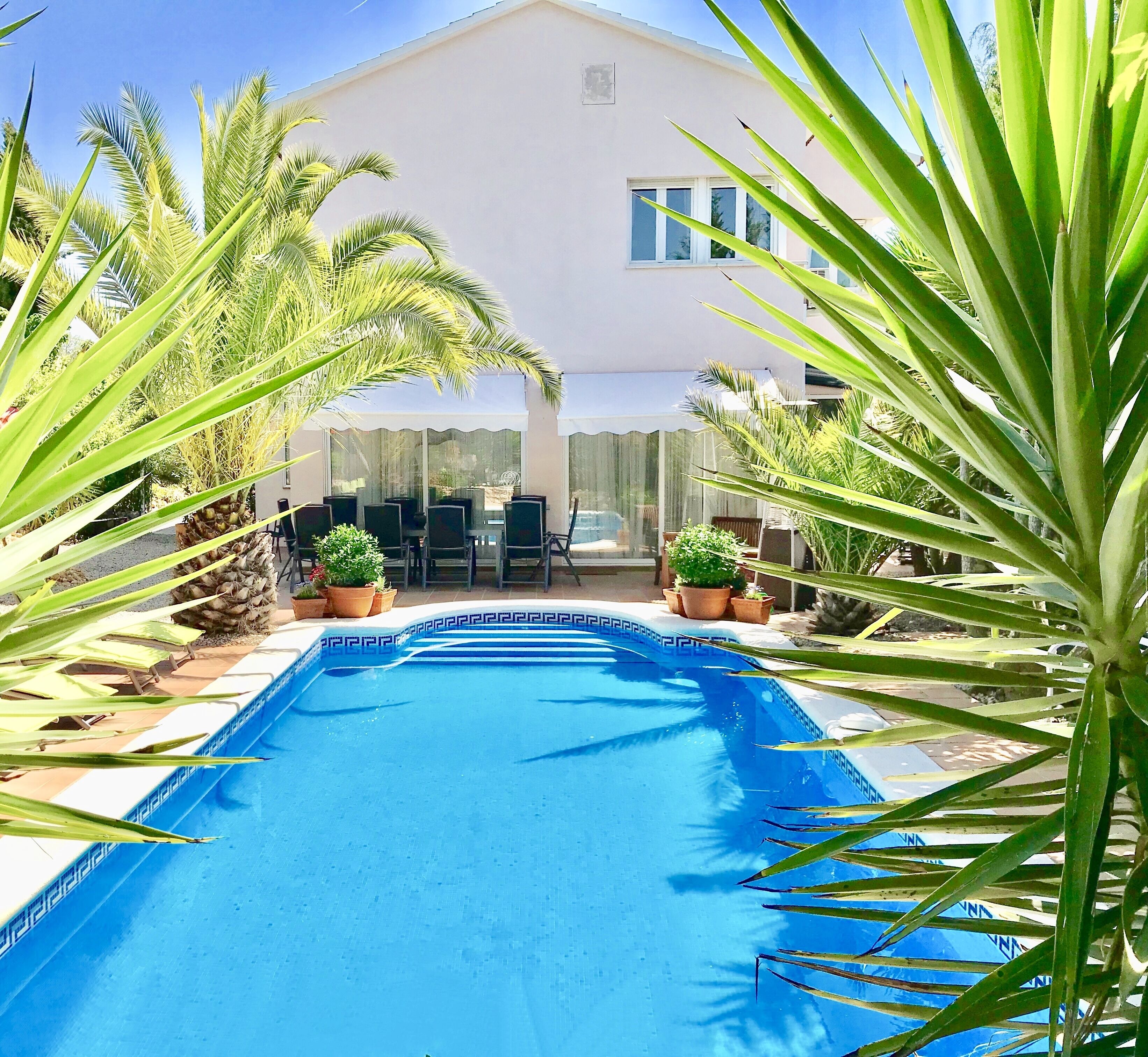 First Floor, 15 minutes away from Sitges, Heated Private Pool, Jacuzzi  & Sauna