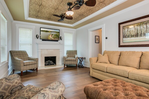 Televisión y chimenea 