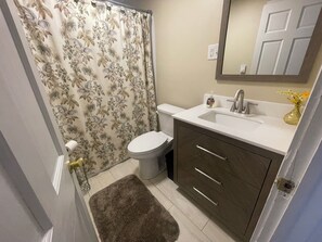 Kombinert dusj/badekar og toalettpapir