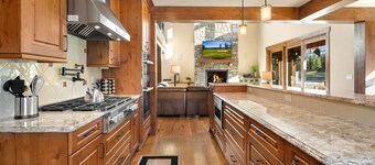 Stunning GOLF COURSE HOME with SWIM SPA! 300 yards from the Winery!