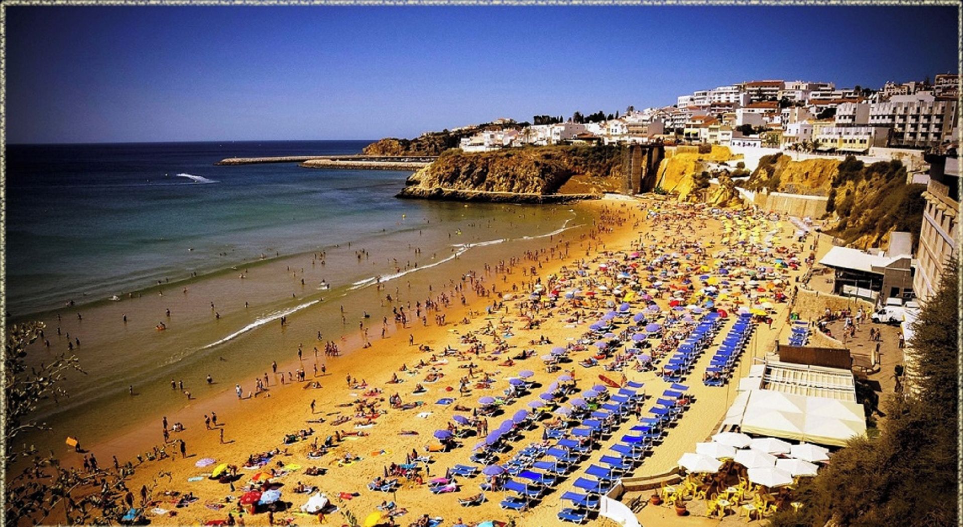 Playa de Albufeira con tumbonas y sombrillas, a 800 metros de Encosta.