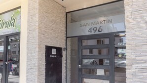 A building entrance with a sign reading "San Martín 496". - Departamento en Bariloche con Terraza (San Carlos de Bariloche)
