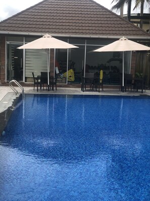 Una piscina al aire libre