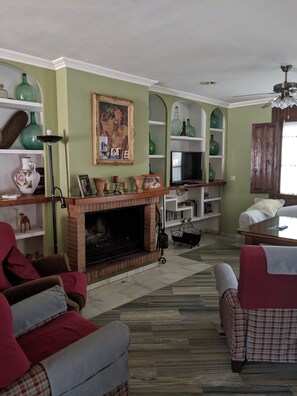 TV, caminetto, tavolo da ping pong, libri