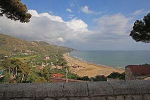 In Strandnähe, Liegestühle, Strandtücher