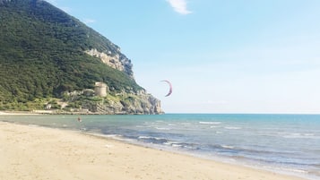 Una spiaggia nelle vicinanze, lettini da mare, teli da spiaggia