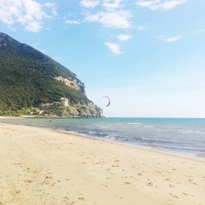 Una playa cerca, sillas reclinables de playa, toallas de playa