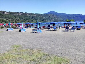 Plage à proximité, chaises longues, serviettes de plage
