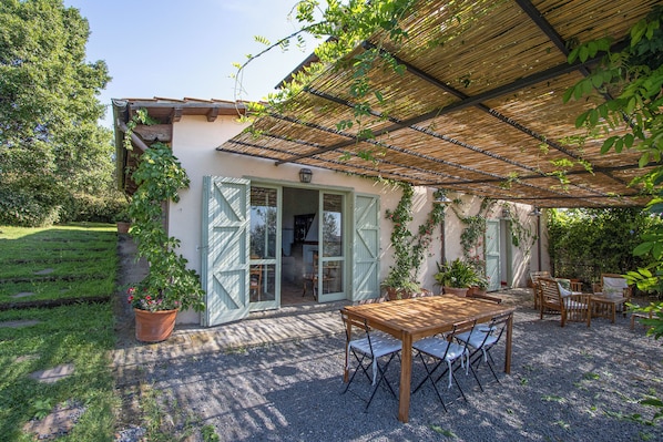 Outdoor dining - Vacation apartment Glicine - Vigna Luisa Resort - Close to Rome (Genzano di roma)