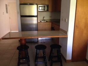 ثلاجة، ميكروويف، فرن، موقد طهي مسطح