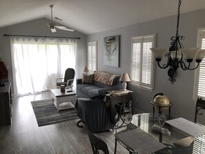Smart TV - Relaxing Lake and Fairway view condo.        5 Star reviews. Clean and quiet. (Pawleys Island)