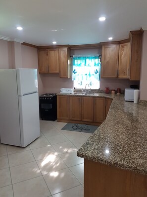 Fridge, microwave, oven, stovetop - Malay Getaway and taxi service (Castries)