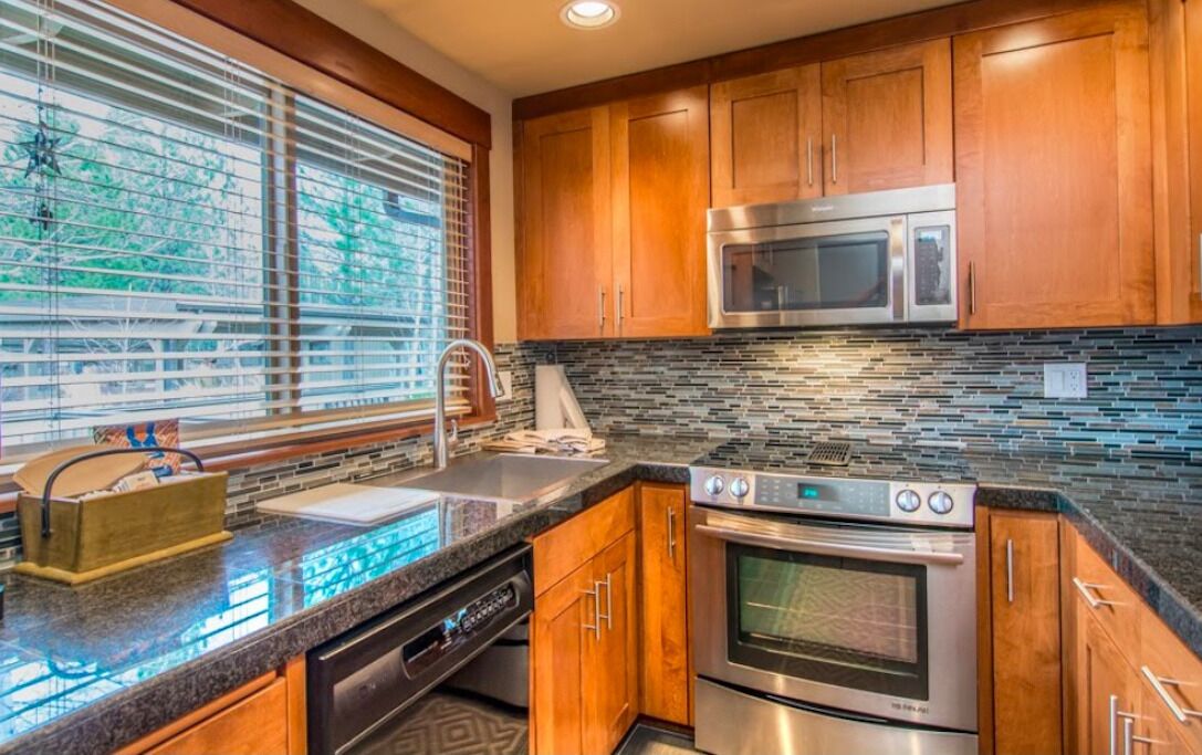 Remodeled Upscale Lakefront Condo, Air Conditioning & Gas Fireplace   