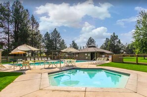 A heated pool - Upscale Lakefront Condo, Air Conditioning & Gas Fireplace (Sunriver)