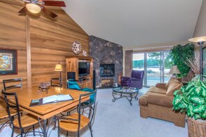 Smart TV, fireplace, Netflix, streaming services - Upscale Lakefront Condo, Air Conditioning & Gas Fireplace (Sunriver)
