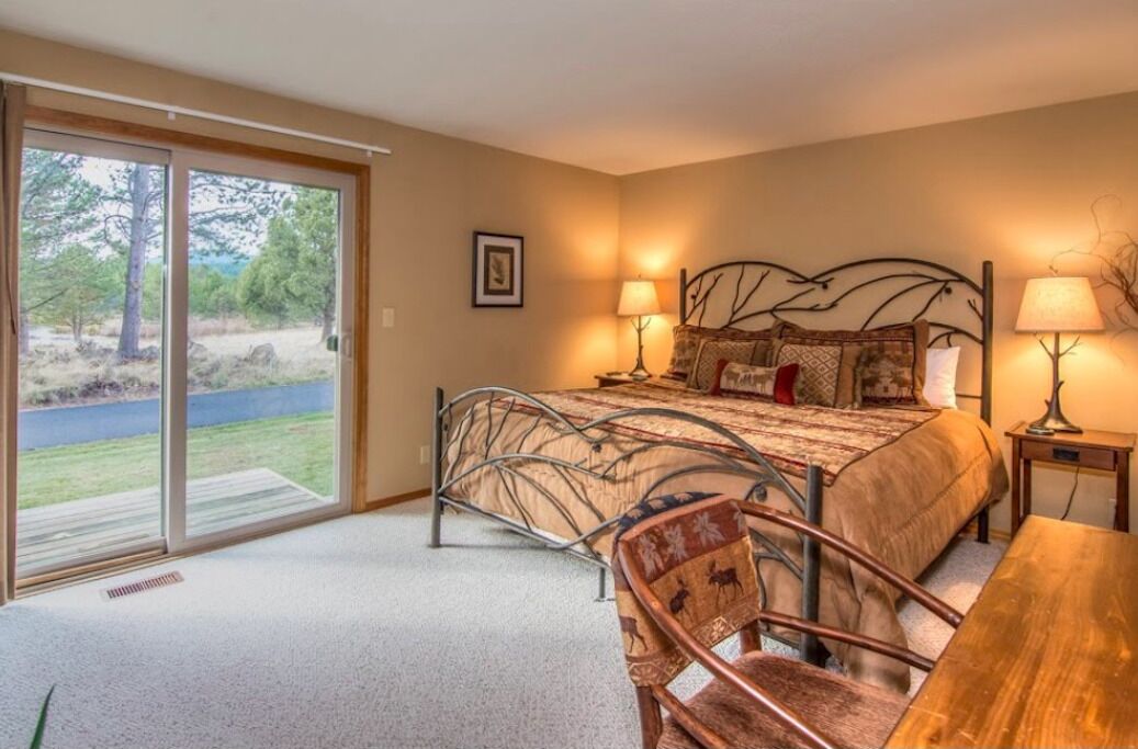 Remodeled Upscale Lakefront Condo, Air Conditioning & Gas Fireplace   