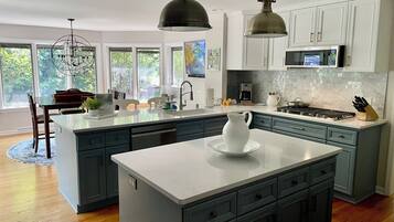 Geladeira, micro-ondas, fogão, cooktop