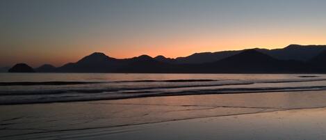 Na praia, espreguiçadeiras