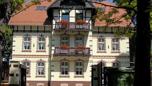A traditional building with a sign reading "FRANCISZEK" and a balcony with flower boxes. - Apartment Fiolet by Interhome (Szczawno Zdroj)