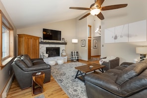 TV, fireplace