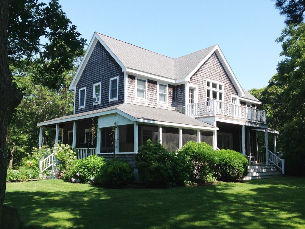 Beautiful Spacious Beach House -1 mile to Edgartown Center