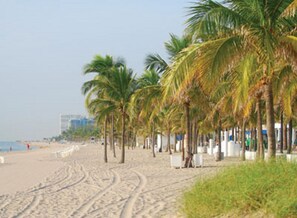 靠近海滩