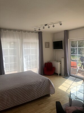 2 bedrooms, iron/ironing board, travel cot, free WiFi