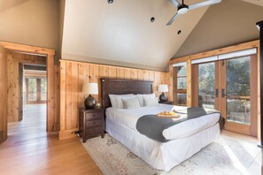 6 Schlafzimmer, Schreibtisch, Bügeleisen/Bügelbrett, Reisekinderbett