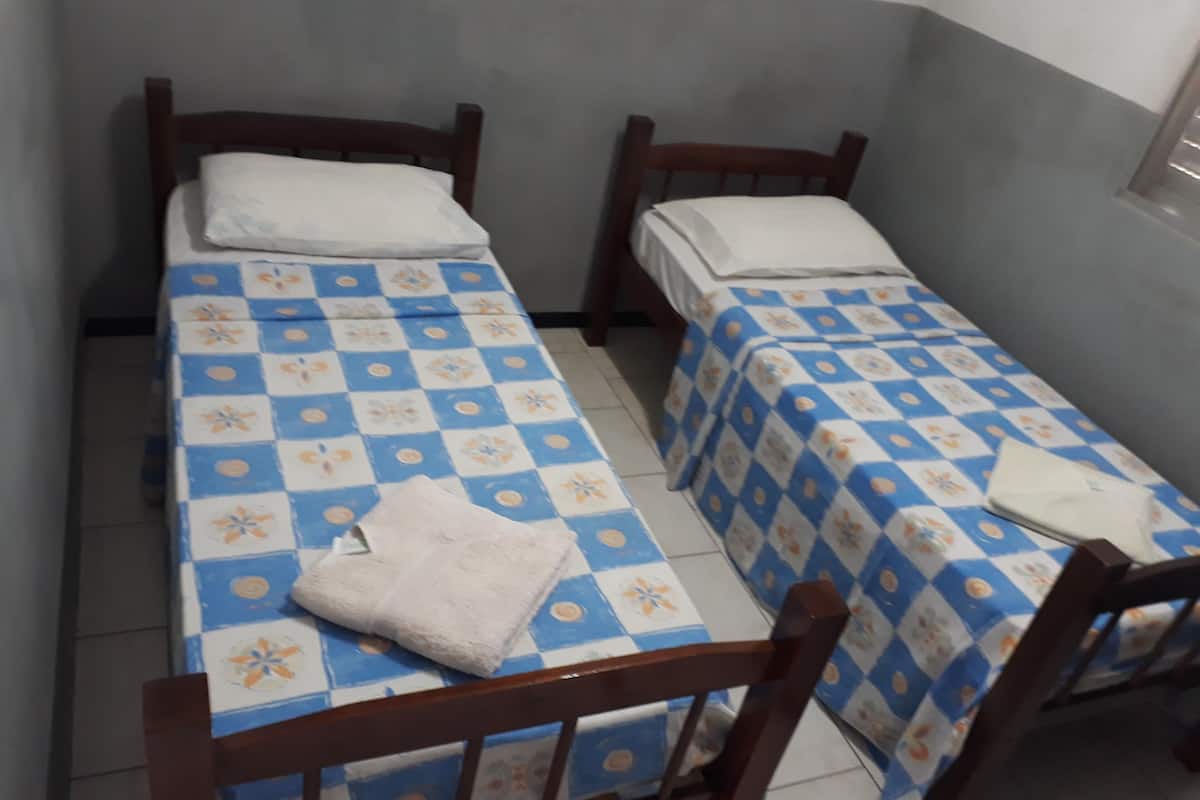 Habitación estándar con 1 cama doble o 2 individuales | Wifi gratis y ropa de cama