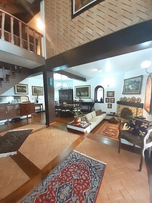 Fernseher, Kamin, DVD-Player