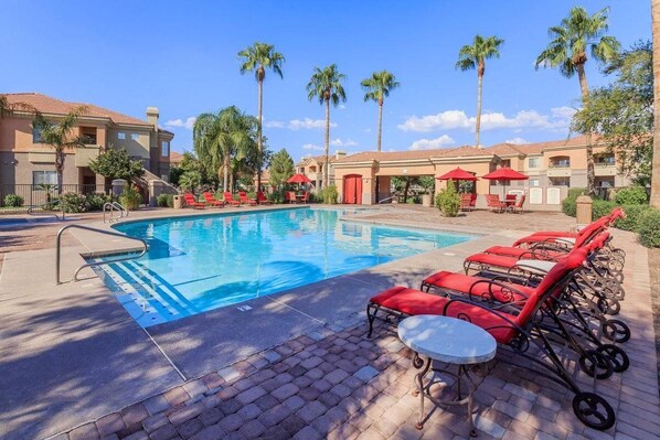 حمّام سباحة خارجي، حمّام سباحة مُدفَّأ