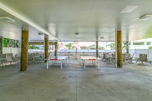 Alberca al aire libre y camastros