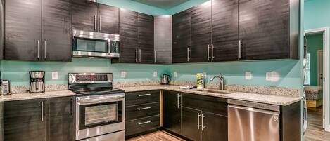 Een koelkast, een microgolfoven, een kookplaat, een vaatwasser