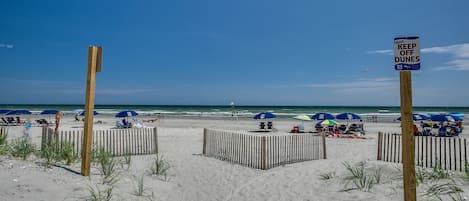På stranden
