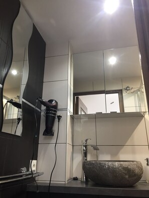 Secador de pelo y toallas