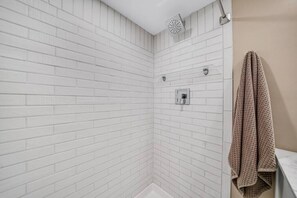 Shower, hair dryer - Luxury Apartment in Kennett Square (Kennett Square)